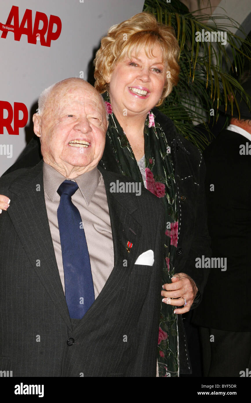 Mickey Rooney et épouse, Jan 2007 Toasts Magazine AARP 'films pour adultes gagnants des prix tenue à l'hôtel Bel-Air Los Banque D'Images