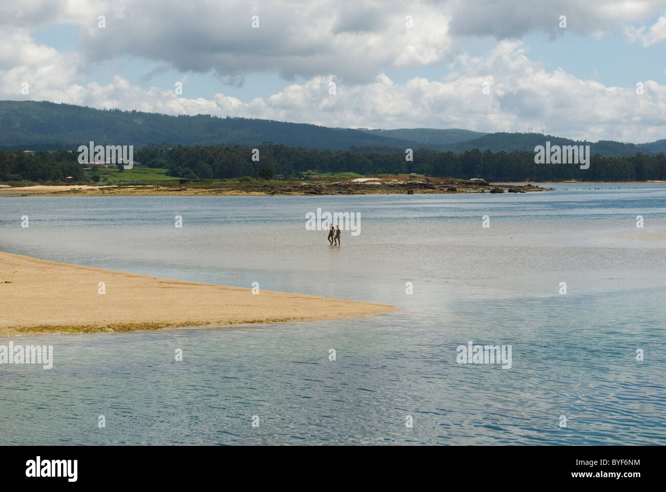 Deux personnes marchant le long de la mer Banque D'Images