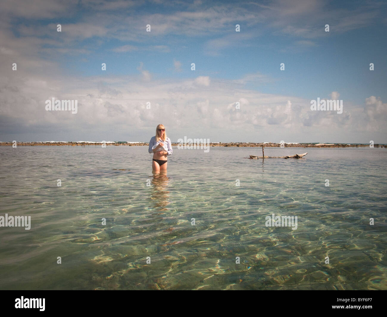 Girl patauge dans ocean Banque D'Images