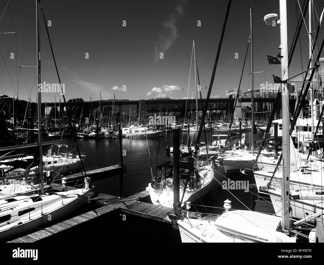 Bateaux amarrés dans le port de plaisance de la C.-B. à Granville Island. Banque D'Images