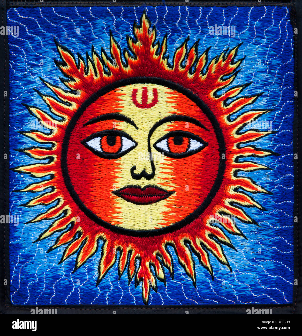 Motif de broderie visage soleil coloré. L'artisanat indien. L'Inde Banque D'Images