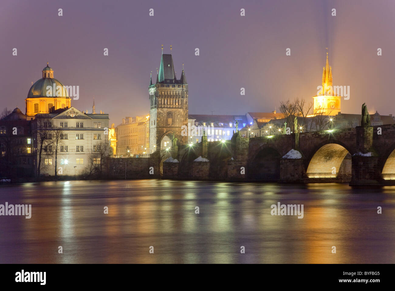 République Tchèque Prague - Le pont Charles et les clochers de la vieille ville au crépuscule Banque D'Images