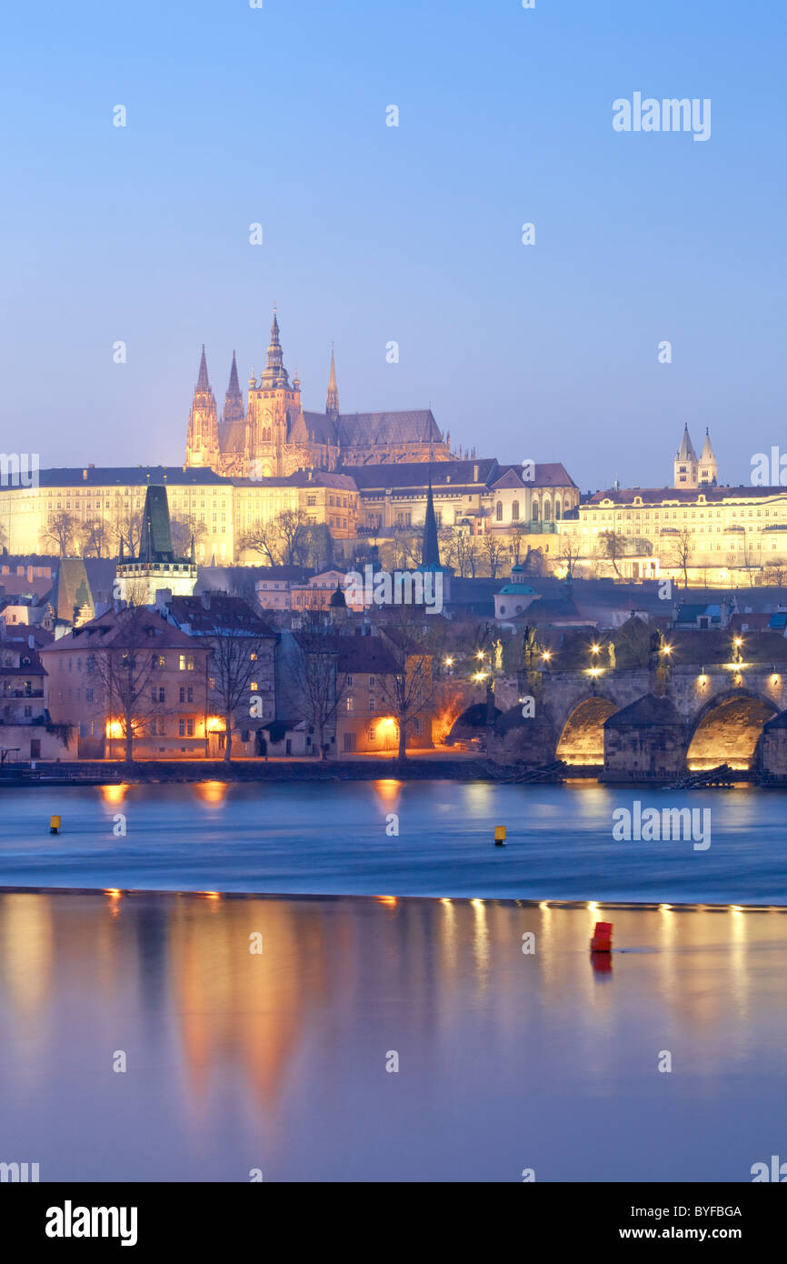 Prague en hiver - le pont Charles et le château de Hradcany au crépuscule Banque D'Images