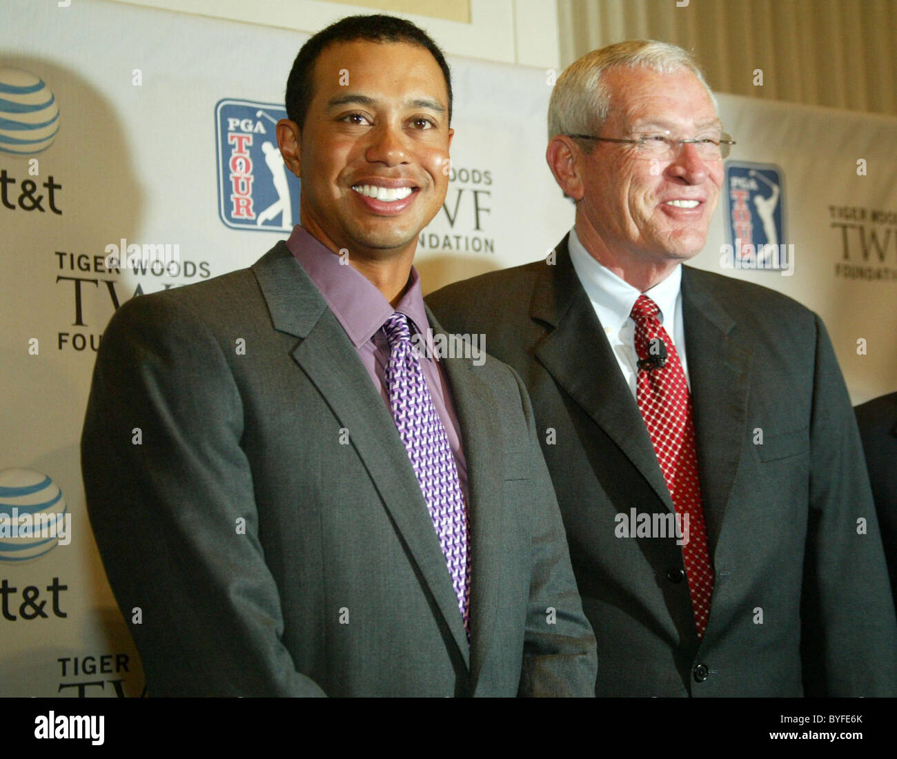 Tiger Woods avec AT&T, président-directeur général Edward Whitacre Jr. conférence de presse au National Press Club, annonçant leur Banque D'Images