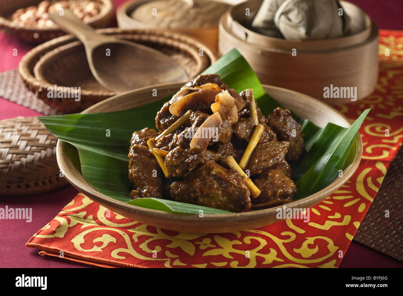 Rendang daging Asie du Sud est plat de boeuf épicé Banque D'Images