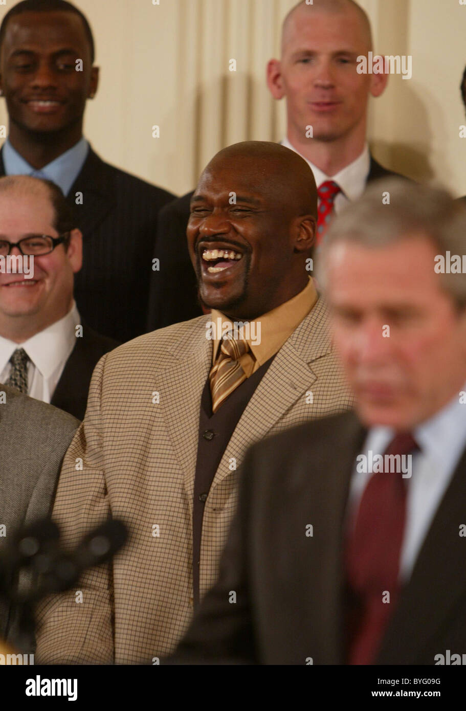 Shaquille O'Neal et le Heat de Miami avec George W. Bush à la Maison Blanche après leur championnat gagner Washington DC, USA - Banque D'Images