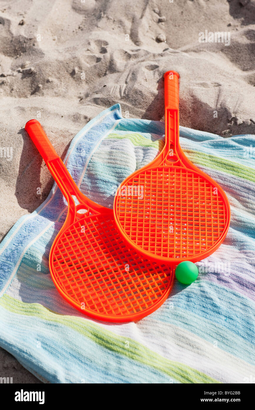 Jeu de beach tennis sur la plage Banque D'Images