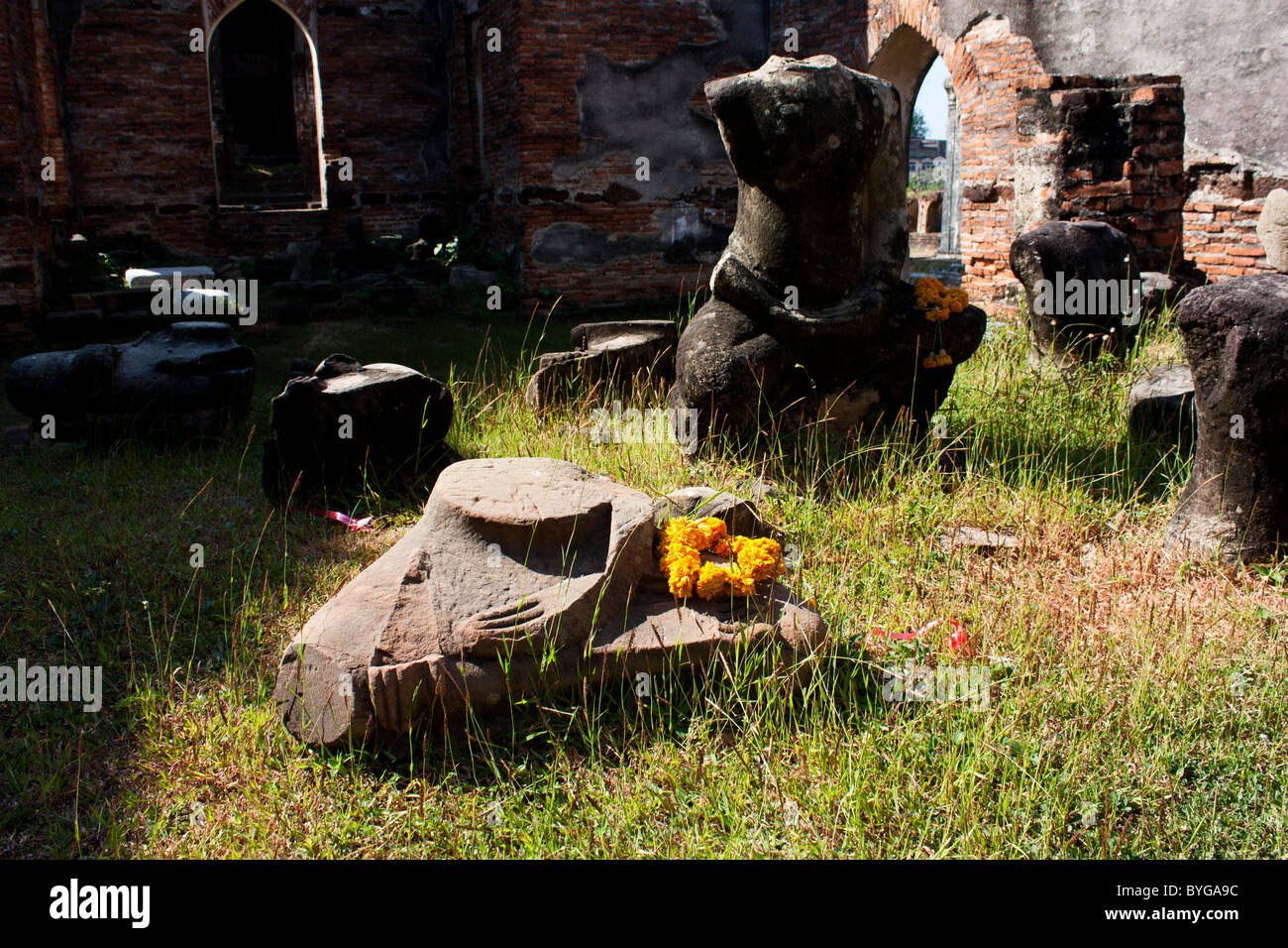 Broken statues de Bouddha en Thaïlande Lop Buri Banque D'Images