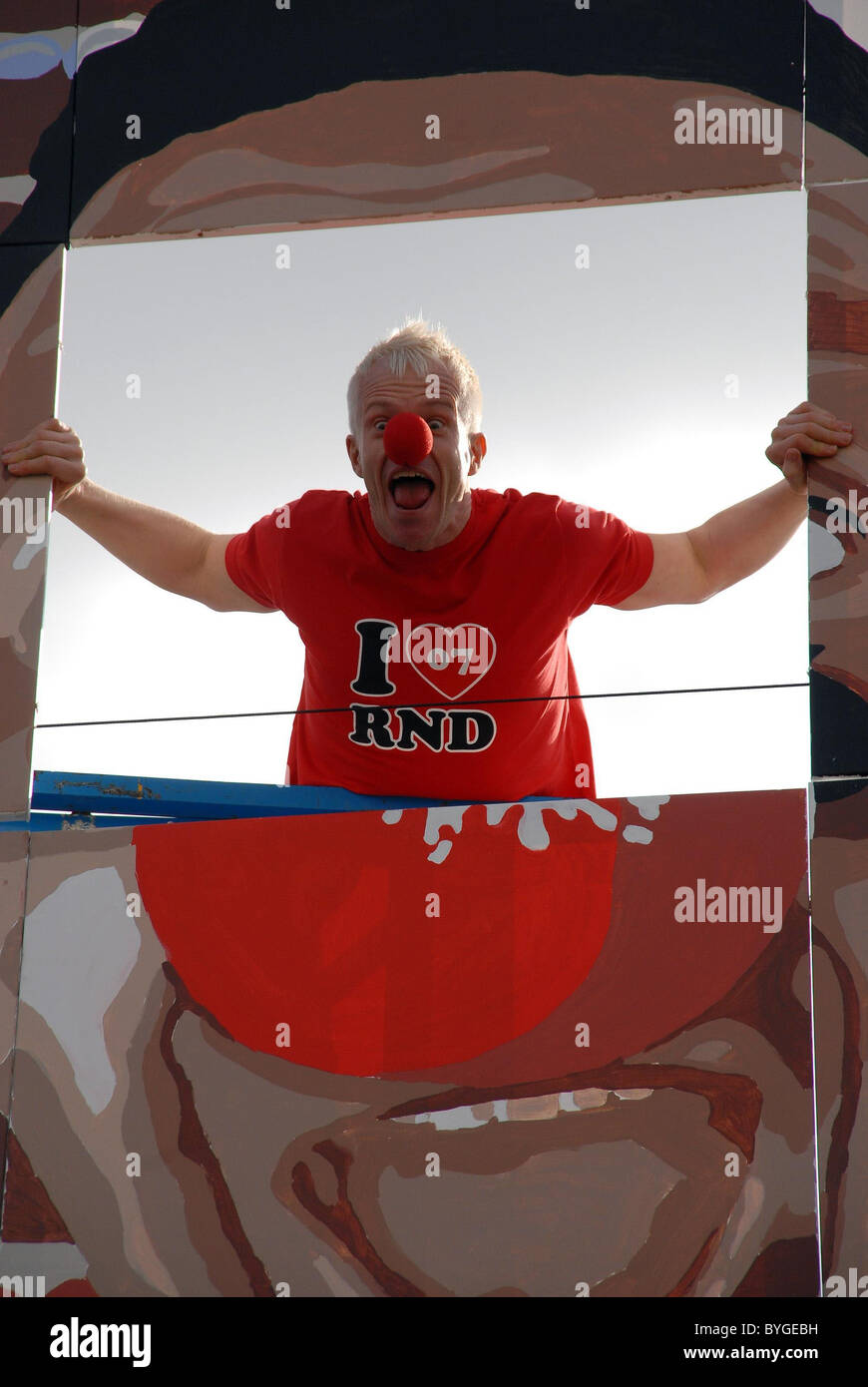 Mark Speight dans un photocall de la bande dessinée, le M³ller Releif 'Big Art Project' La présentatrice TV dévoile la mosaïque géante de peinture Banque D'Images