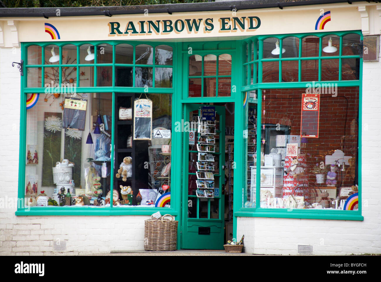 Rainbow met fin à Curiosity Shop à Burley, New Forest, Hampshire Royaume-Uni en avril Banque D'Images