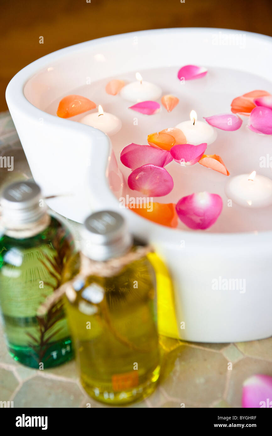 Huiles de Massage de pétales flottant sur l'eau Banque D'Images