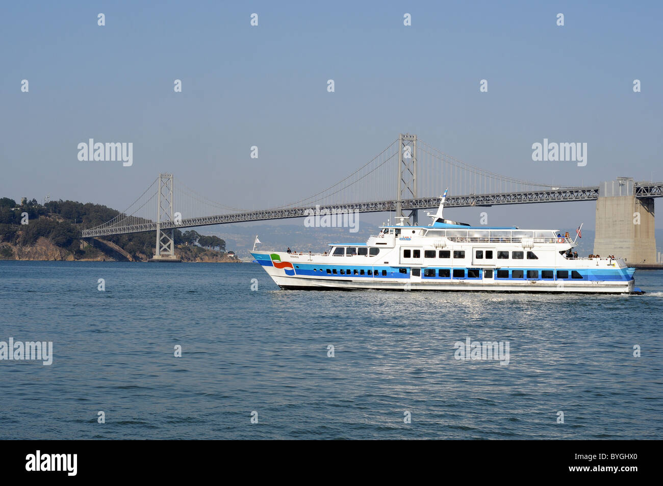 Le traversier Marin du Golden Gate Ferry devant le Bay Bridge, San Francisco - Oakland avec en arrière-plan Banque D'Images