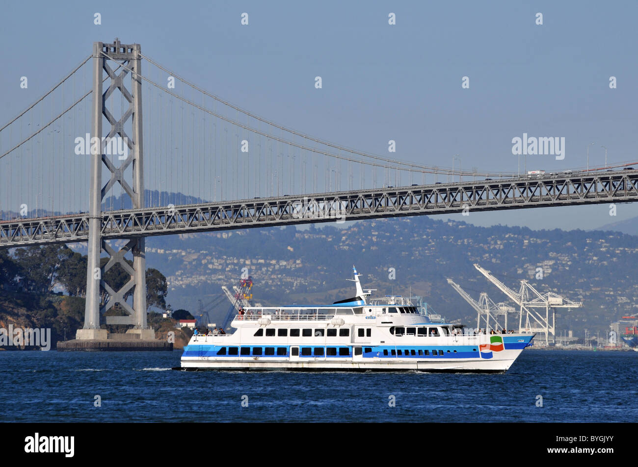 Le traversier Marin du Golden Gate Ferry devant le Bay Bridge, San Francisco - avec les quais d'Oakland dans l'arrière-plan Banque D'Images