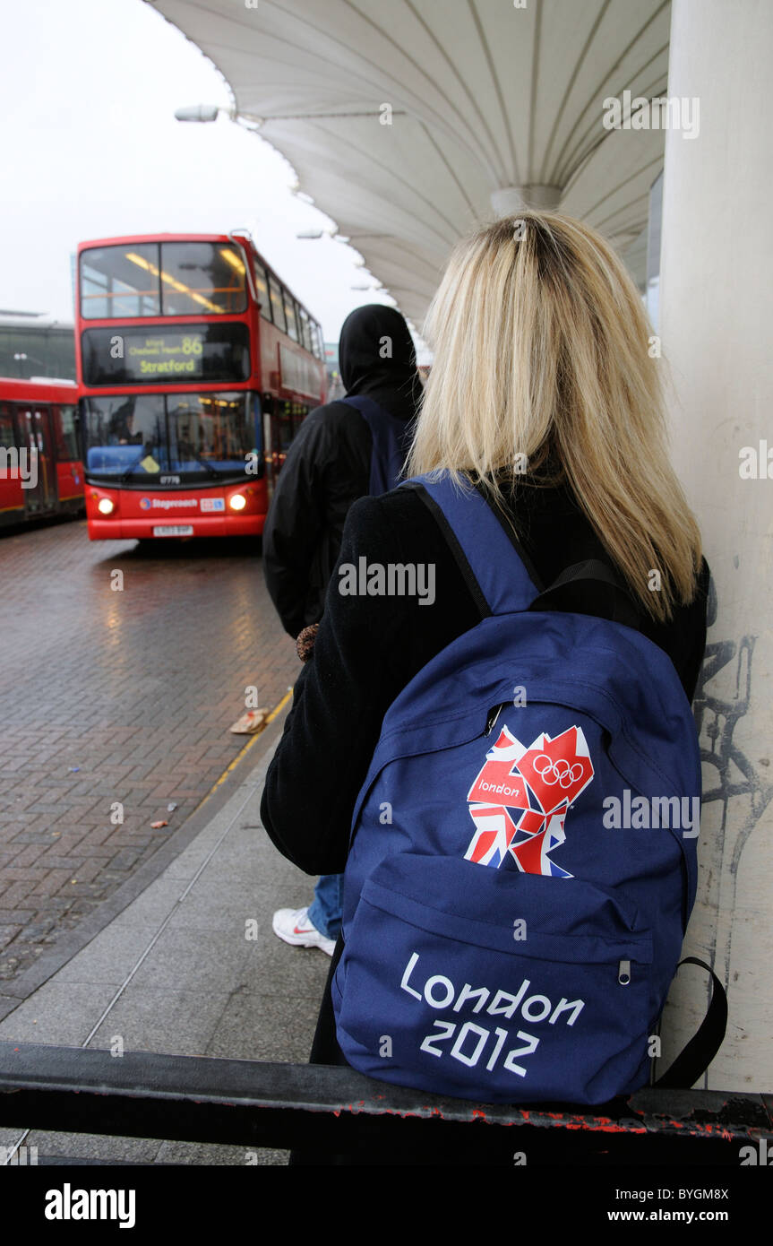 Visiteur de Londres arrivant portant un sac à dos olympique de Londres 2012 à Stratford Station de bus à East London England UK Banque D'Images