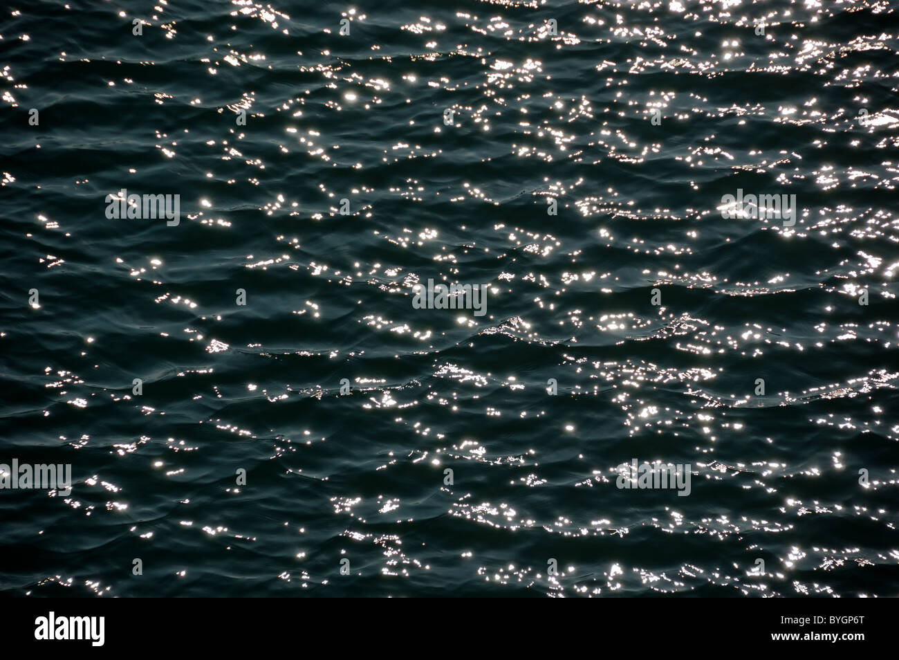 Reflets de lumière sur l'eau de mer. Résumé fond. Banque D'Images