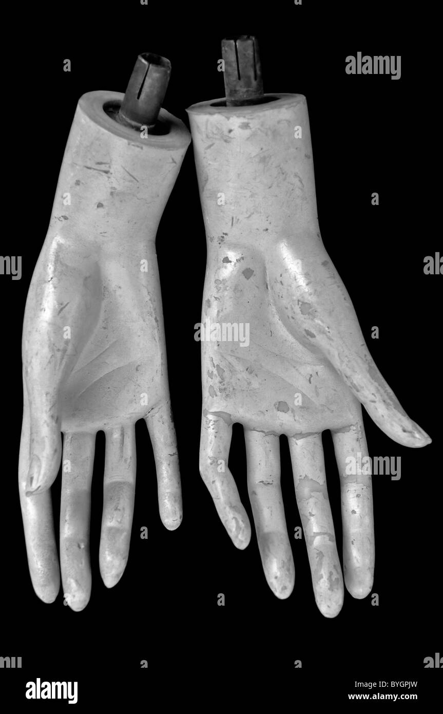 Les mains vieillies de poupée mannequin en plastique. Noir et blanc. Banque D'Images