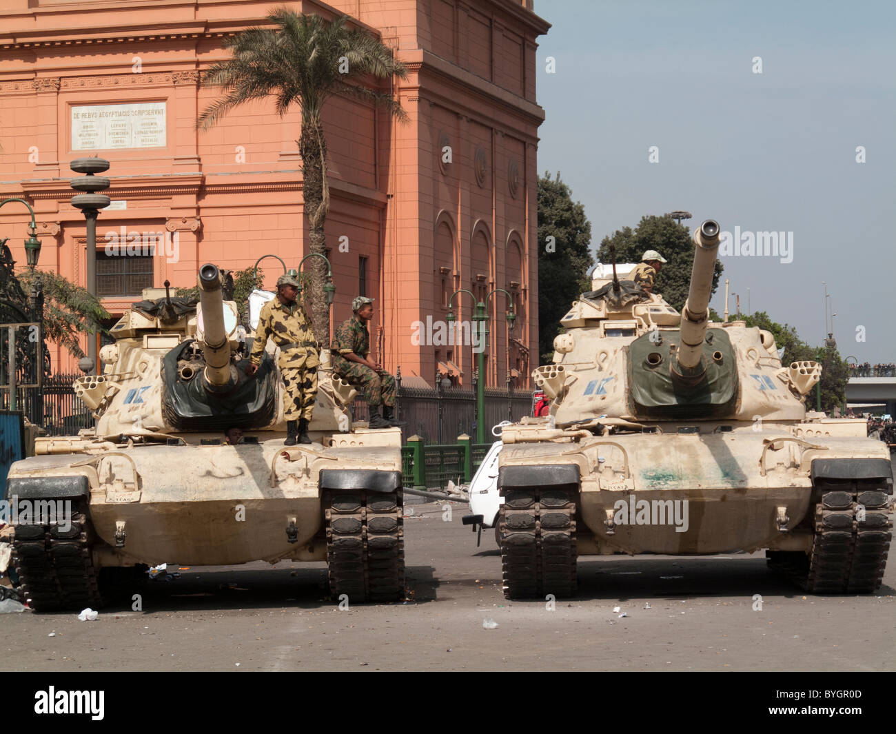 Des tanks de l'armée gardant le Musée égyptien, place Tahrir, Le Caire, Egypte Banque D'Images