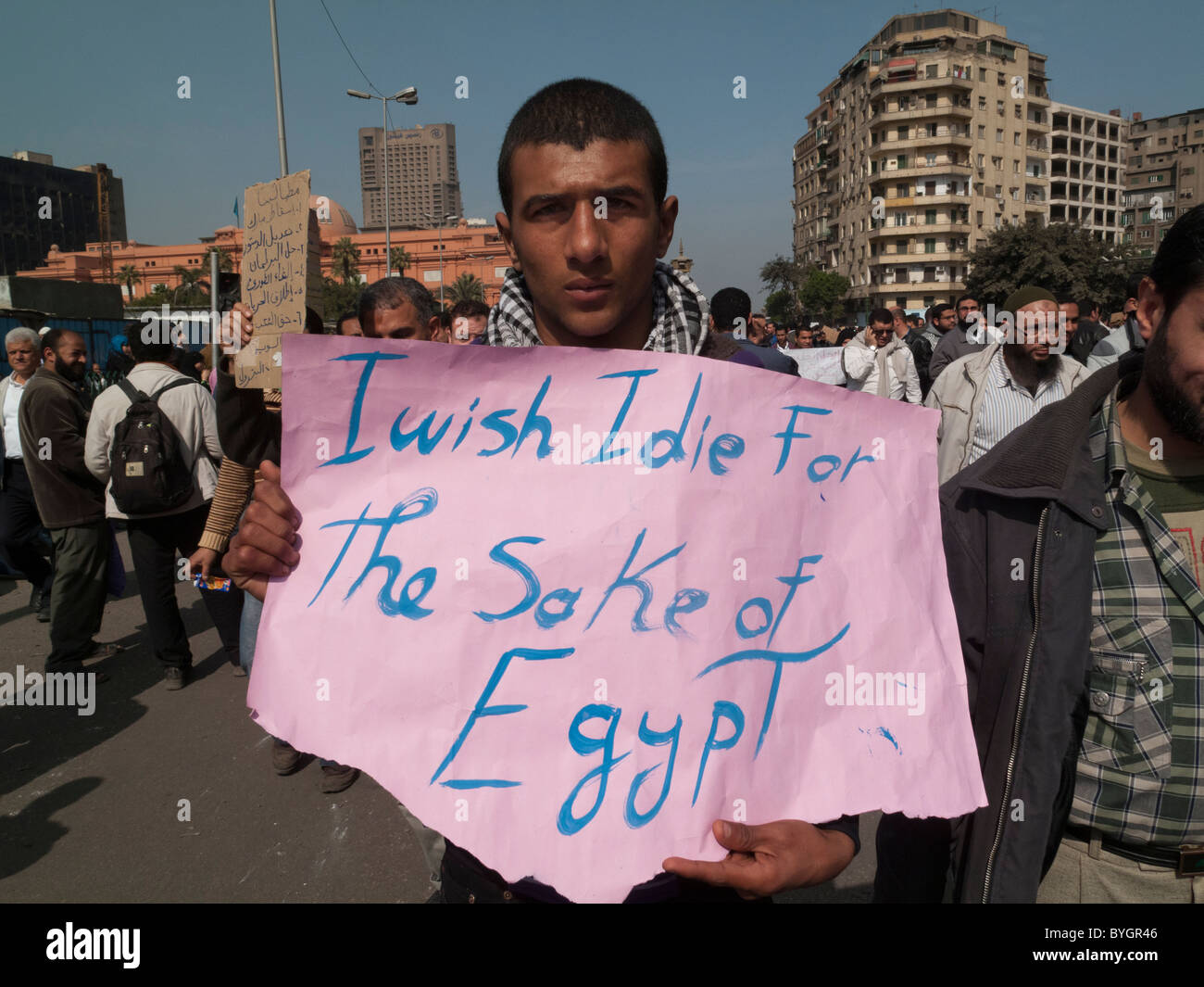 Manifestant avec signe J'aimerais mourir pour l'amour de l'Egypte, la place Tahrir, Le Caire Banque D'Images