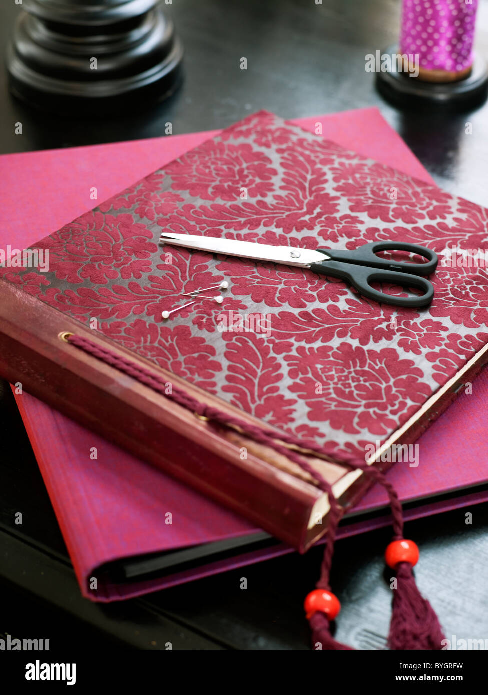 Le bloc-notes de l'album, et ciseaux Banque D'Images