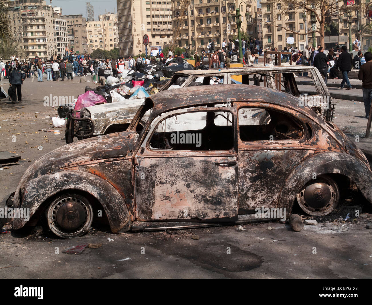 Voitures brûlées à la place Tahrir, Le Caire, Égypte, à la suite des manifestations anti-gouvernementales Banque D'Images