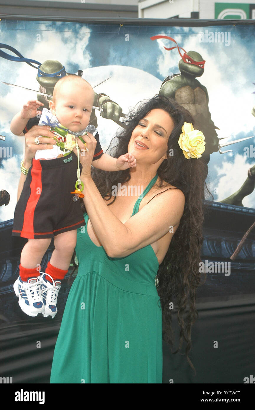 Julie Strain et son fils Première de TMNT Teenage Mutant