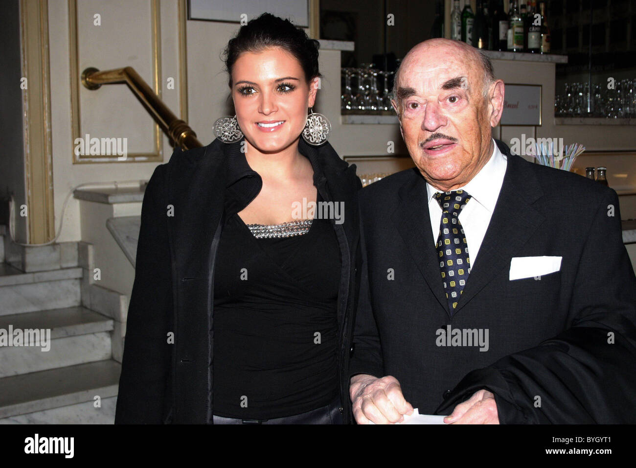 Artur Brauner et l'invité de la première de l'jouer 'Szenen einer Ehe' au Theater am Kurfürstendamm Berlin, Allemagne - Banque D'Images