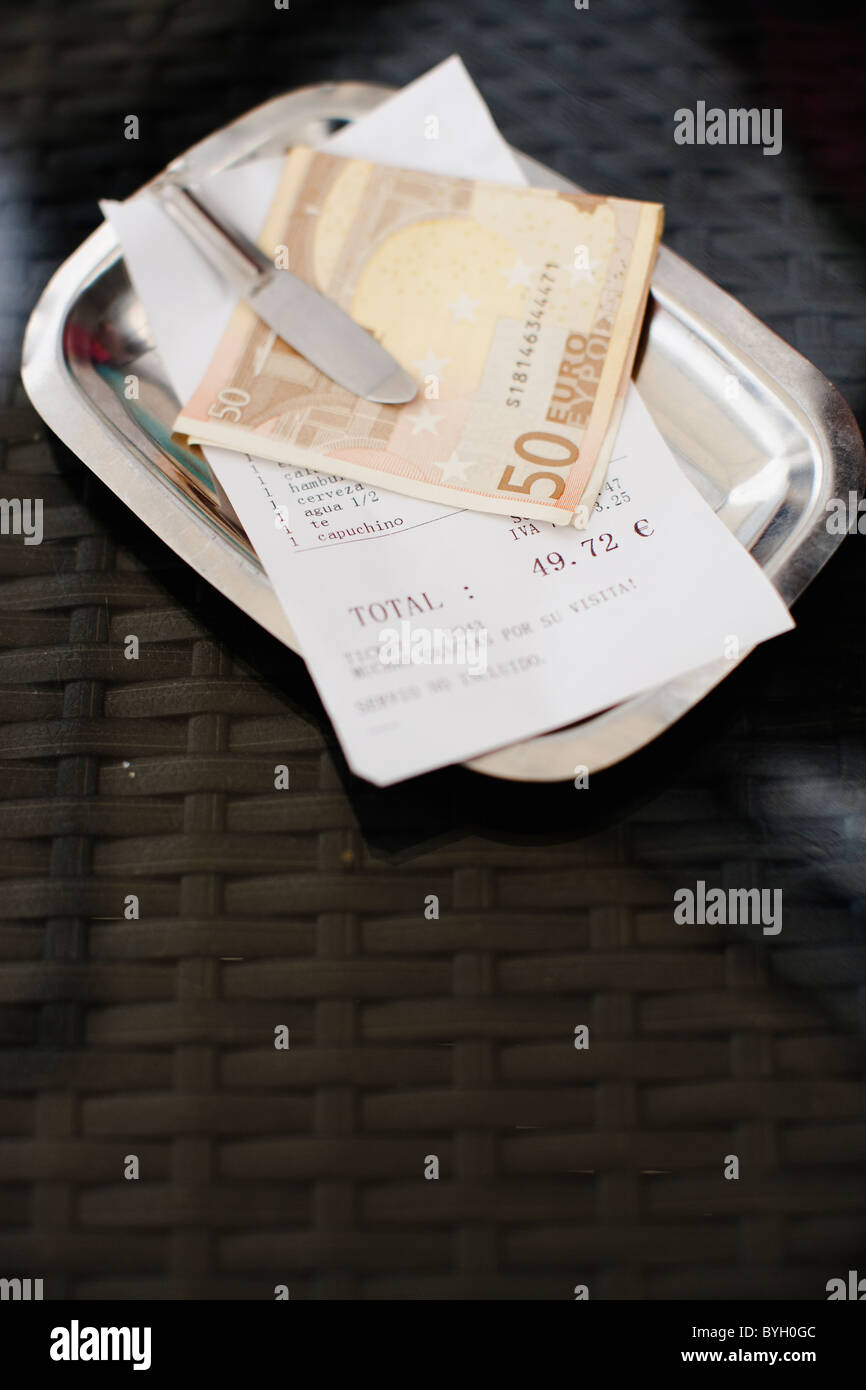 Cinquante euros remarque avec réception sur le bac au café Banque D'Images