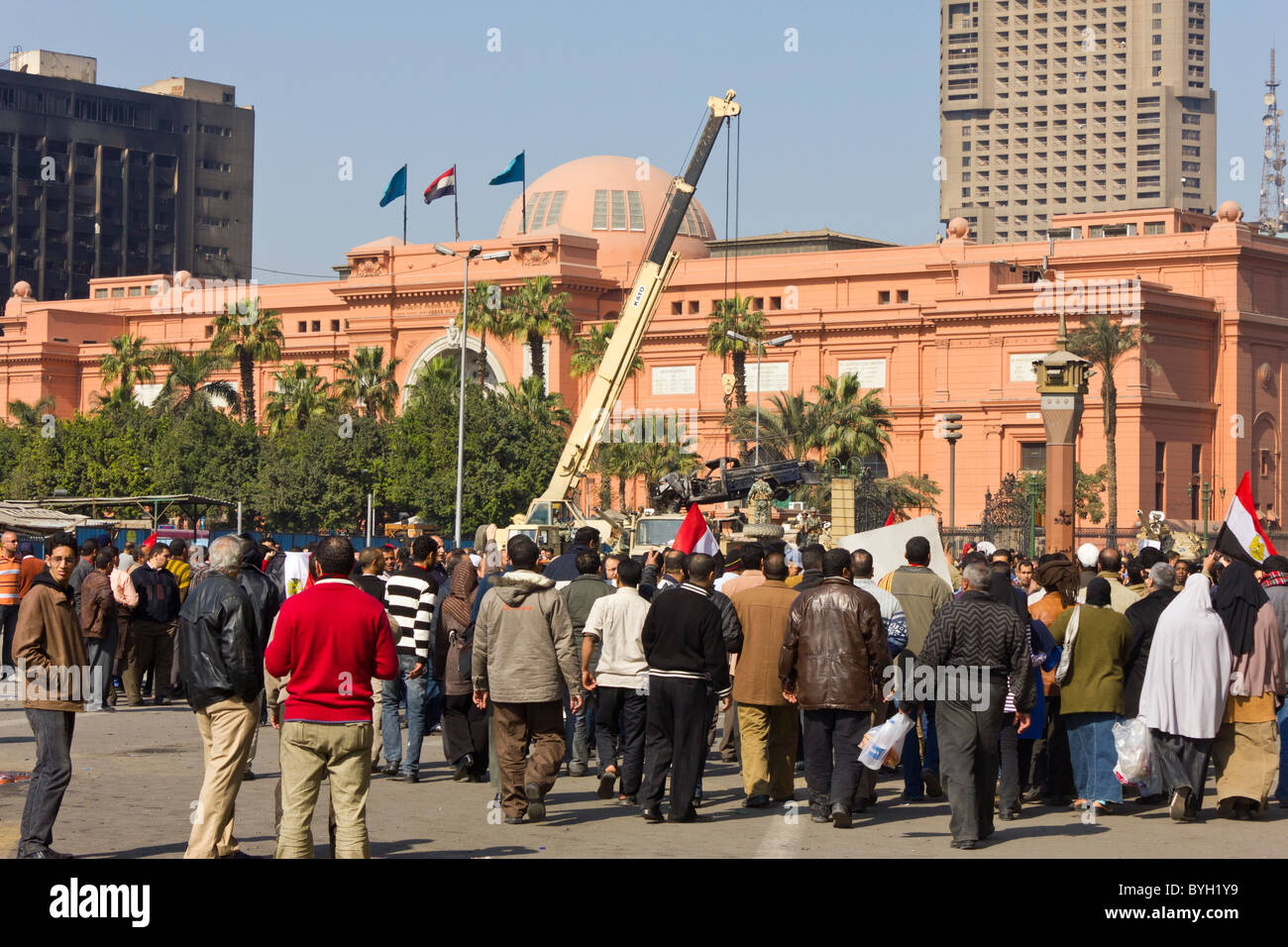 Retrait de la grue de l'armée de Burnt Out fourgon de police en face du musée égyptien, place Tahrir, Le Caire, Egypte Banque D'Images