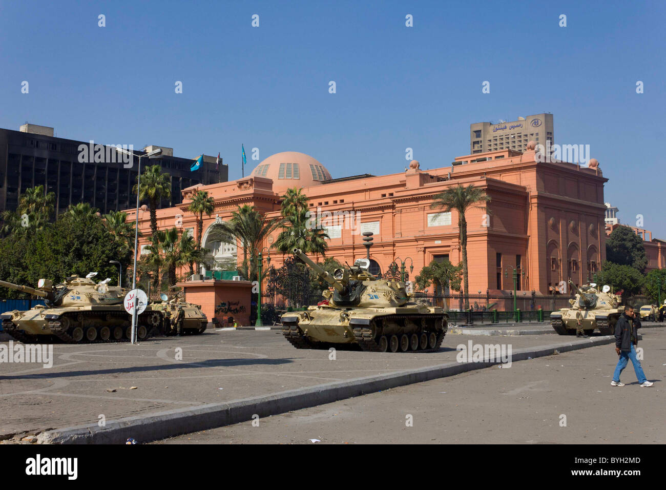 Des tanks de l'armée gardant le Musée égyptien, place Tahrir, Le Caire, Egypte Banque D'Images