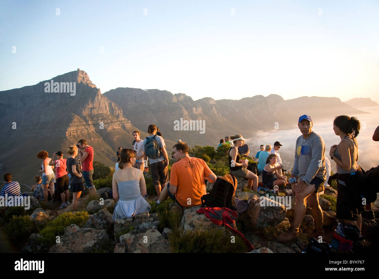 Randonneurs sur haut de Lions Head à Cape Town avec vue sur "Douze Apôtres" Banque D'Images