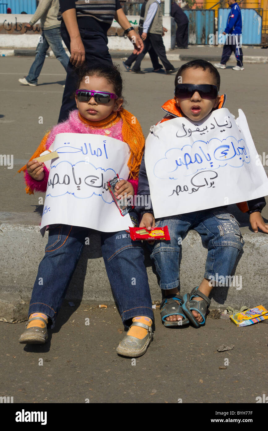 Les enfants avec des signes lecture en arabe J'adore l'Egypte, dans les manifestations anti-Moubarak sur la place Tahrir, Le Caire, Egypte Banque D'Images
