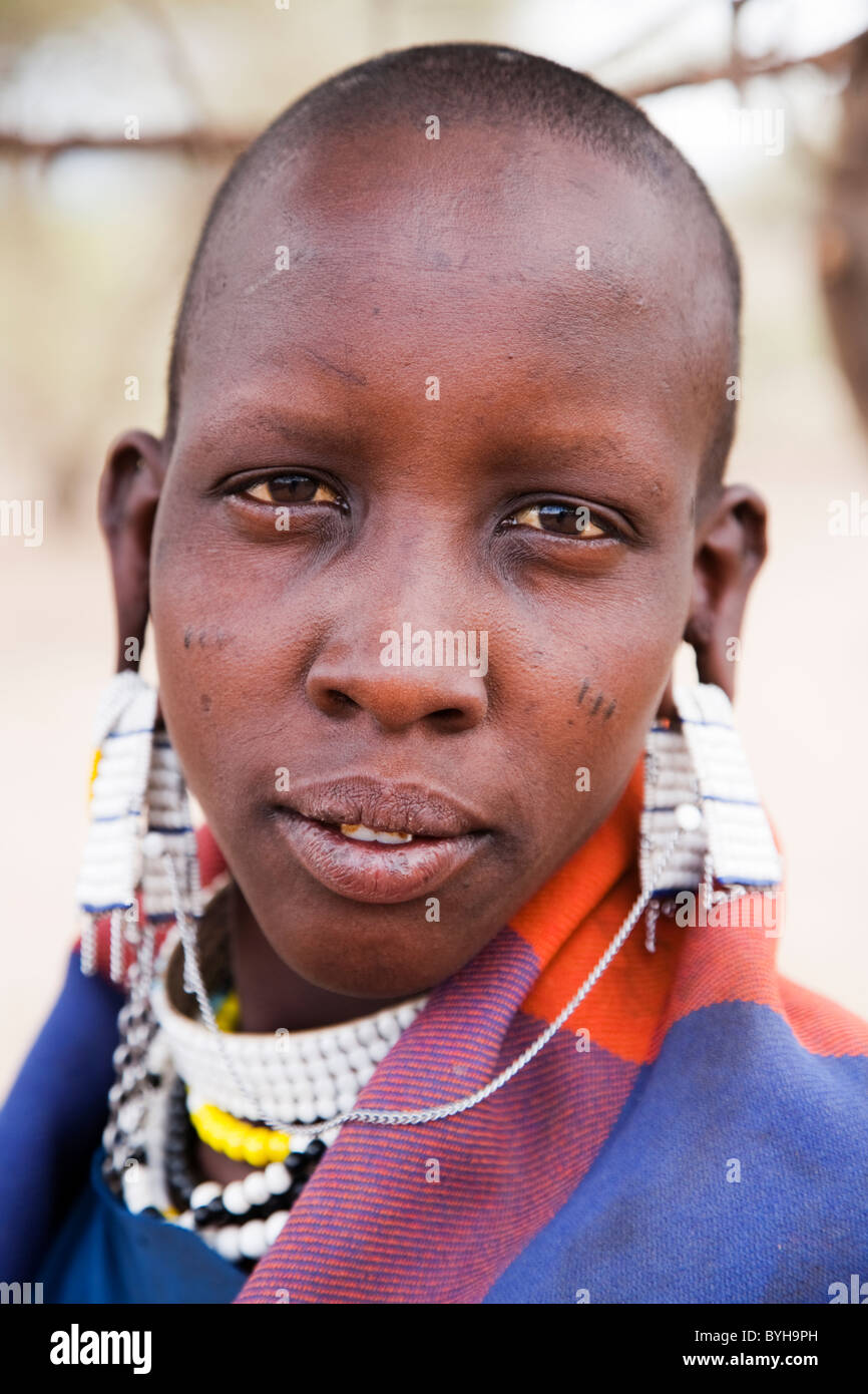 Portrait d'une femme d'un Masai Masai village près de Ngorongoro, en Tanzanie, l'Afrique Banque D'Images
