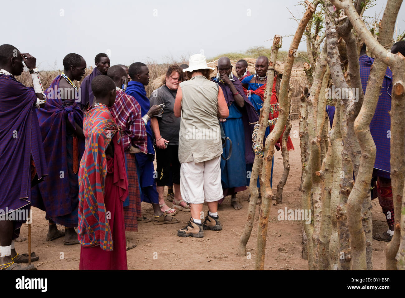 Les touristes visitant Masai village, le nord de la Tanzanie, l'Afrique Banque D'Images
