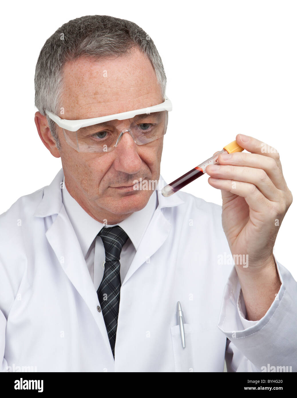 Male scientist examining un tube à essai, isolé sur un fond blanc. Banque D'Images