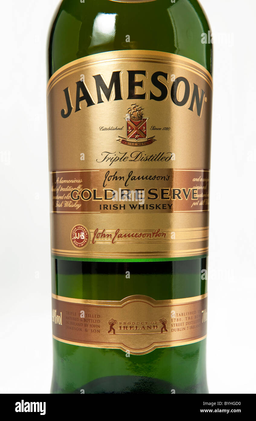 L'étiquette sur une bouteille de whisky irlandais Jameson Gold Reserve Banque D'Images