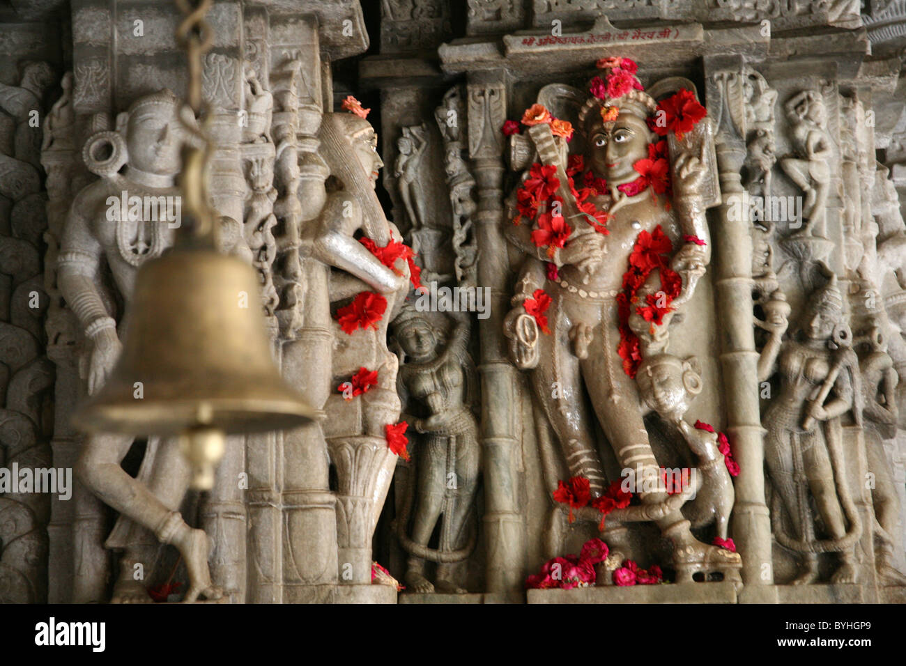 Divinité céleste décoré de fleurs à Adishwar Chaumukha Mandir Jain temple à Ranakpur, Rajasthan Banque D'Images