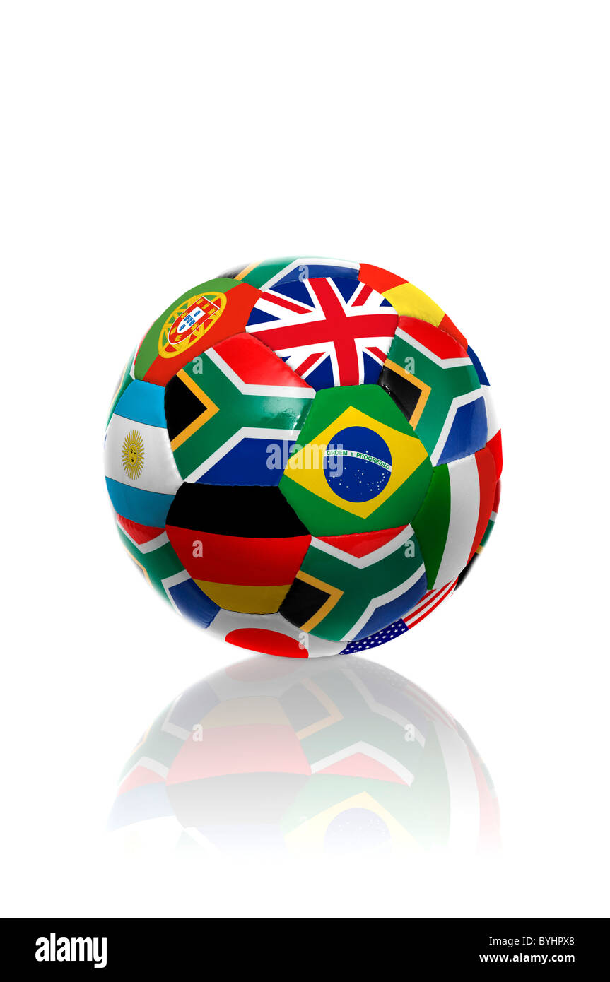 Ballon de soccer avec plusieurs drapeaux pour la coupe du monde en blanc isolé Banque D'Images