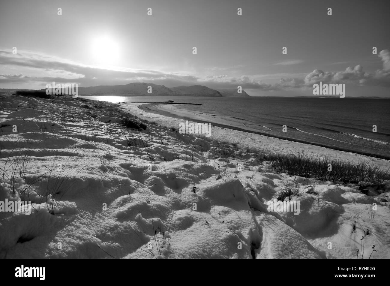 La rive ouest de Llandudno en noir & blanc hiver scène côtière en direction de la montagne de Conwy Banque D'Images