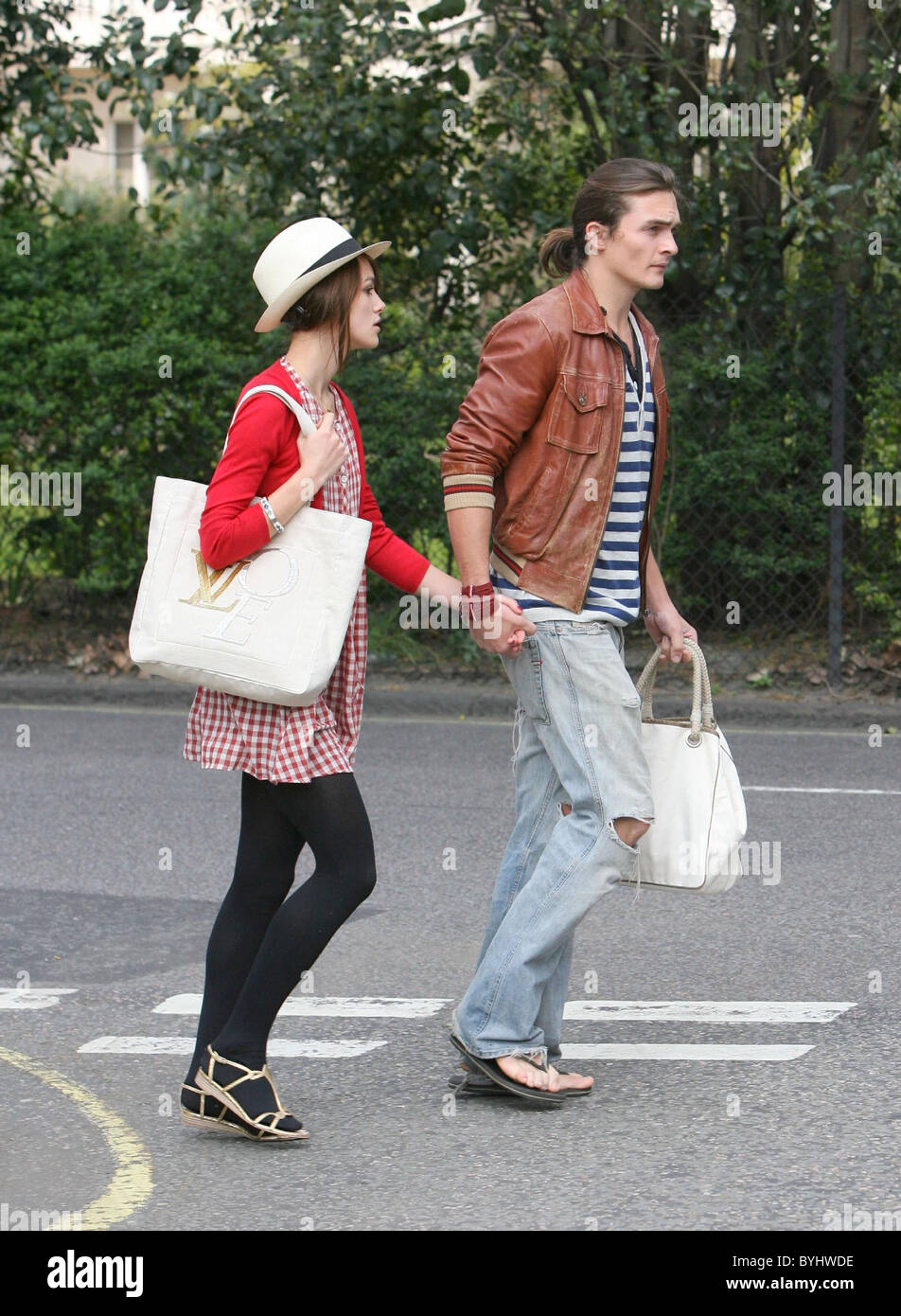 Keira Knightley et Rupert Friend aller marcher Londres, Angleterre - 09.04.07 Banque D'Images
