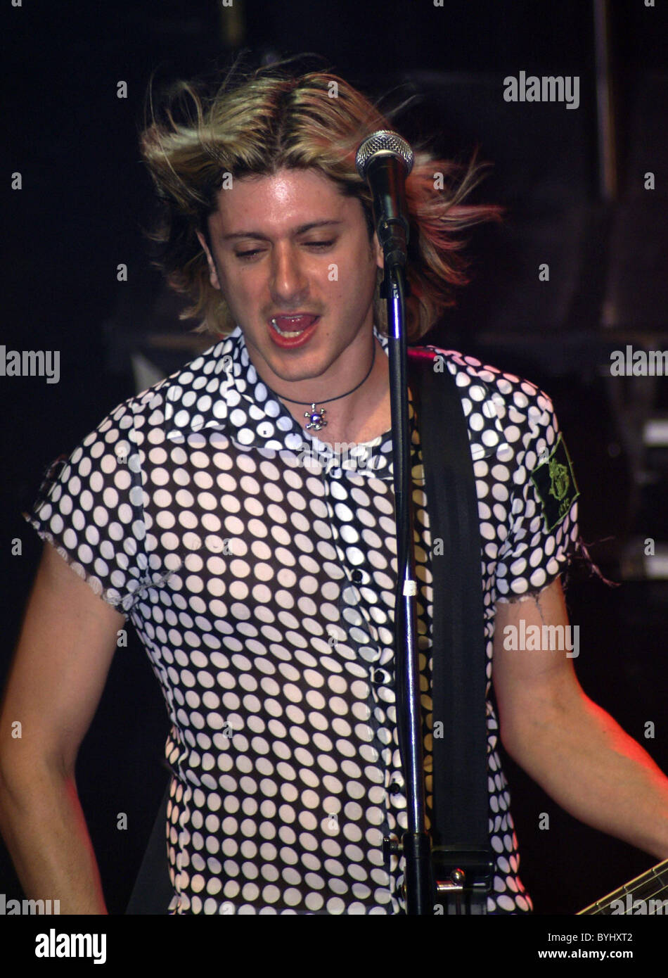 Pat Badger 80's glam rock band Extreme monta sur scène et effectue une reprise de Led Zeppelin's 'Communication' Banque D'Images