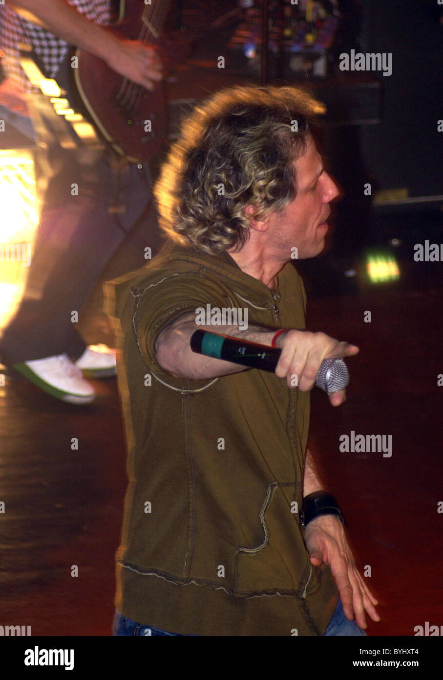 Gary Cherone 80's glam rock band Extreme monta sur scène et effectue une reprise de Led Zeppelin's 'Communication' Banque D'Images