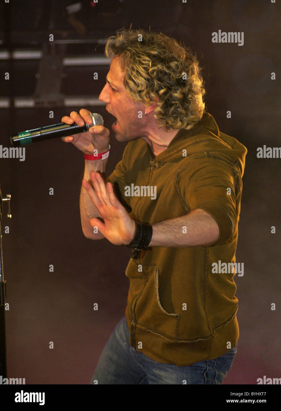 Gary Cherone 80's glam rock band Extreme monta sur scène et effectue une reprise de Led Zeppelin's 'Communication' Banque D'Images