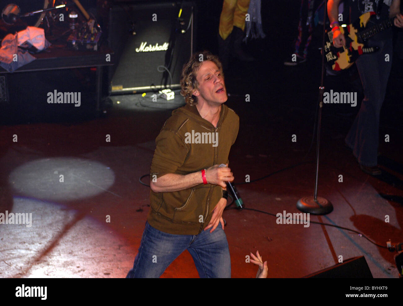 Gary Cherone 80's glam rock band Extreme monta sur scène et effectue une reprise de Led Zeppelin's 'Communication' Banque D'Images