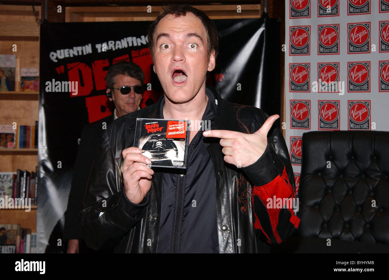 Quentin Tarantino signe des copies de la bande-son CD pour 'Death Proof'  tenu à le Virgin Megastore Los Angeles, Californie Photo Stock - Alamy