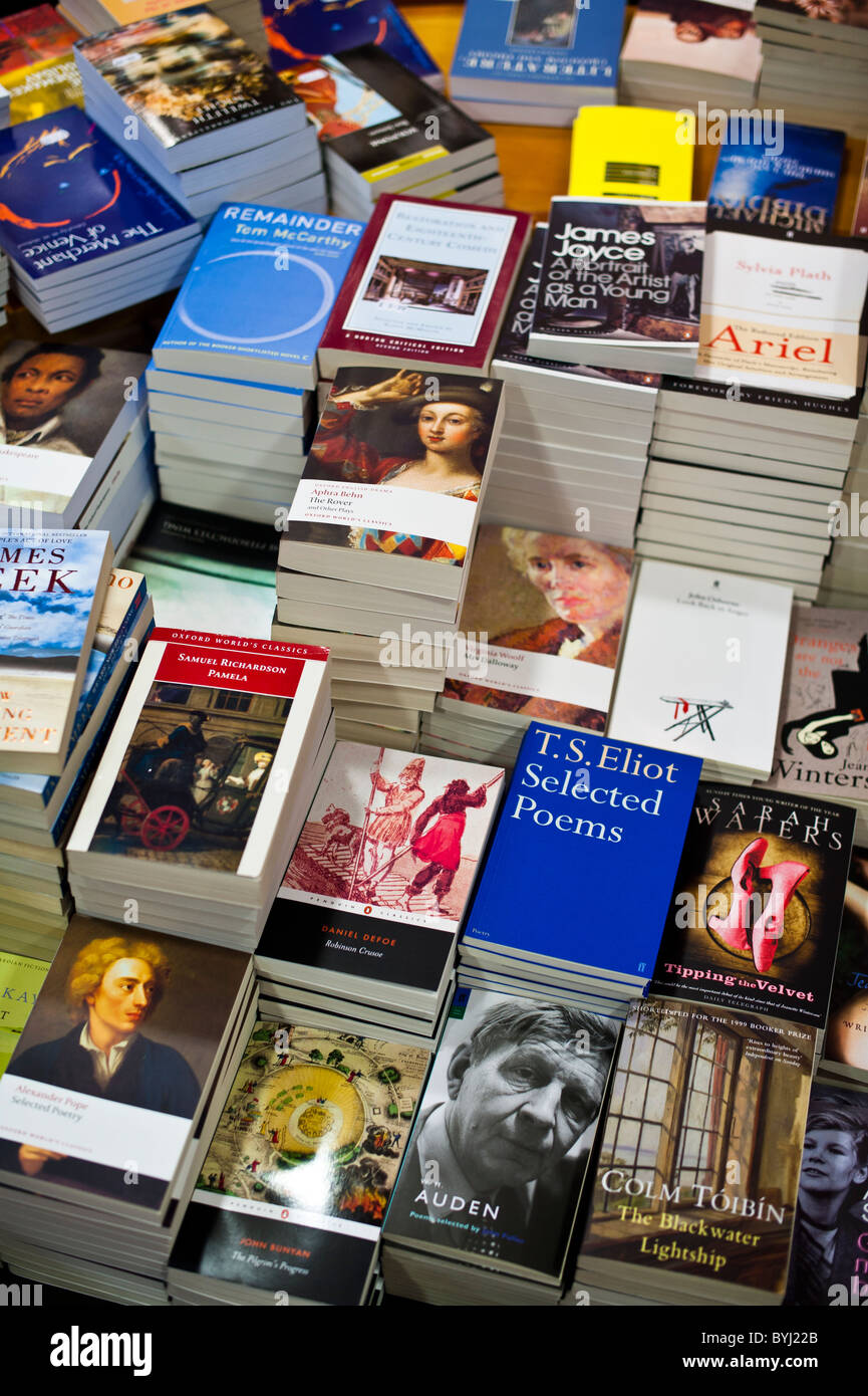 Des piles de littérature anglaise et le théâtre de poche de la poésie dans les manuels scolaires une librairie universitaire uk Banque D'Images
