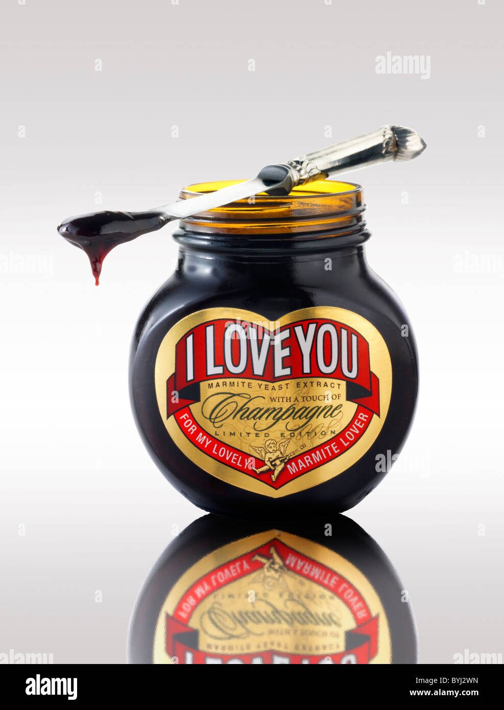 Pot de Marmite traditionnelle avec "I Love You" sur l'étiquette Banque D'Images