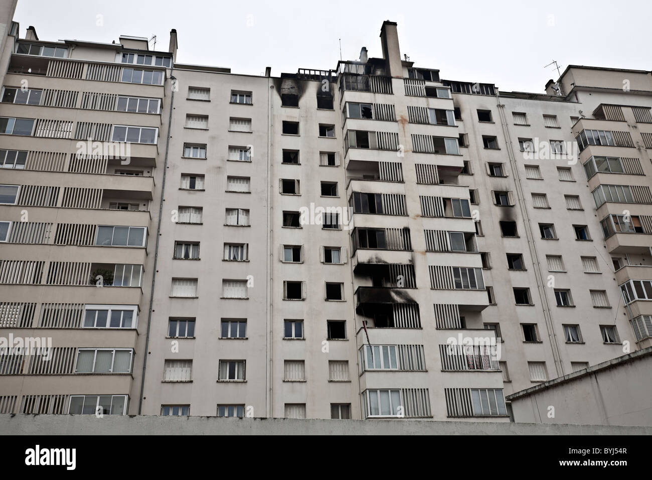 Un incendie dans un bloc résidentiel des années 60 situé à Vichy (France). Incendie dans un immeuble des années 60, à Vichy (France). Banque D'Images