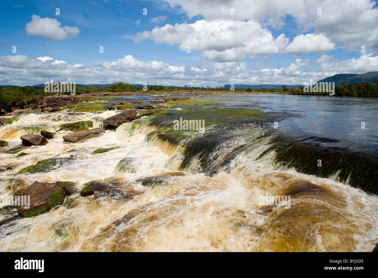 /VENEZUELA GUAYANA /PARC NATIONAL CANAIMA CANAIMA / VILLAGE /Photographie d'une rivière juste avant sa fin à Canaima lagoon Banque D'Images