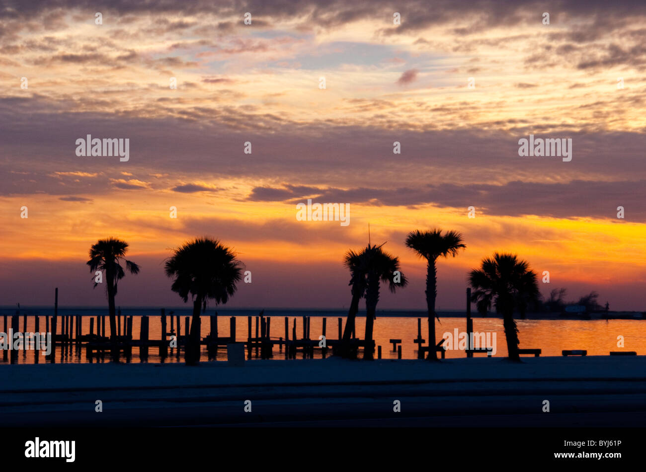 Pier détruit par l'ouragan Katrina en silhouette contre un coucher de soleil à Biloxi, Mississippi. Banque D'Images