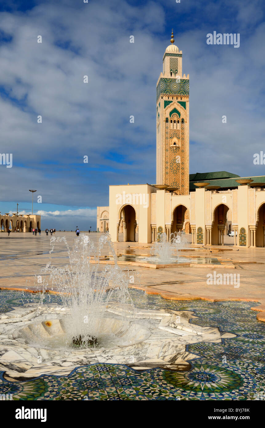 Minaret et les fontaines de la place de la Mosquée Hassan II avec minaret dans Casablanca Maroc Banque D'Images